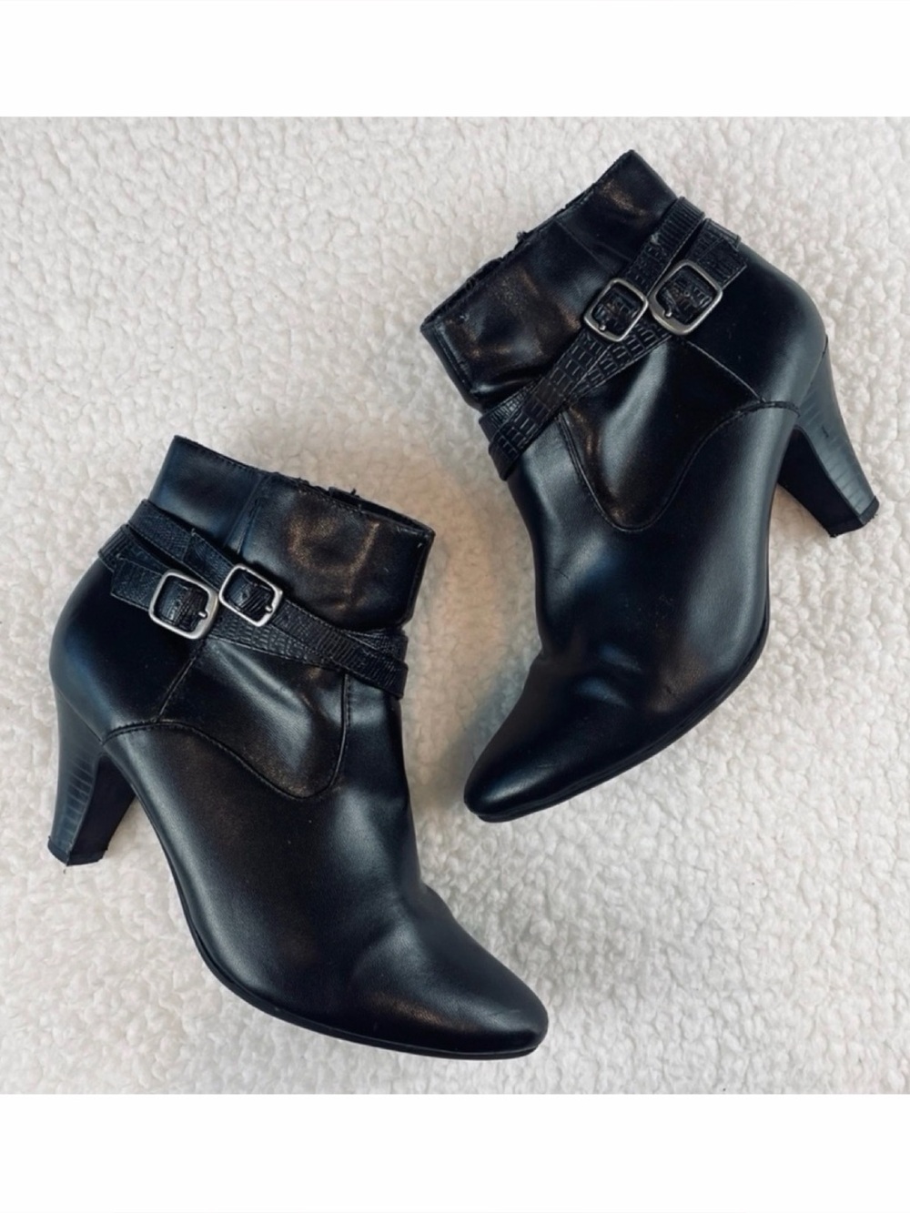 CROFT & BARROW • Black Gretchen Vegan Leather Buckle Heeled Ankle Booties, 6